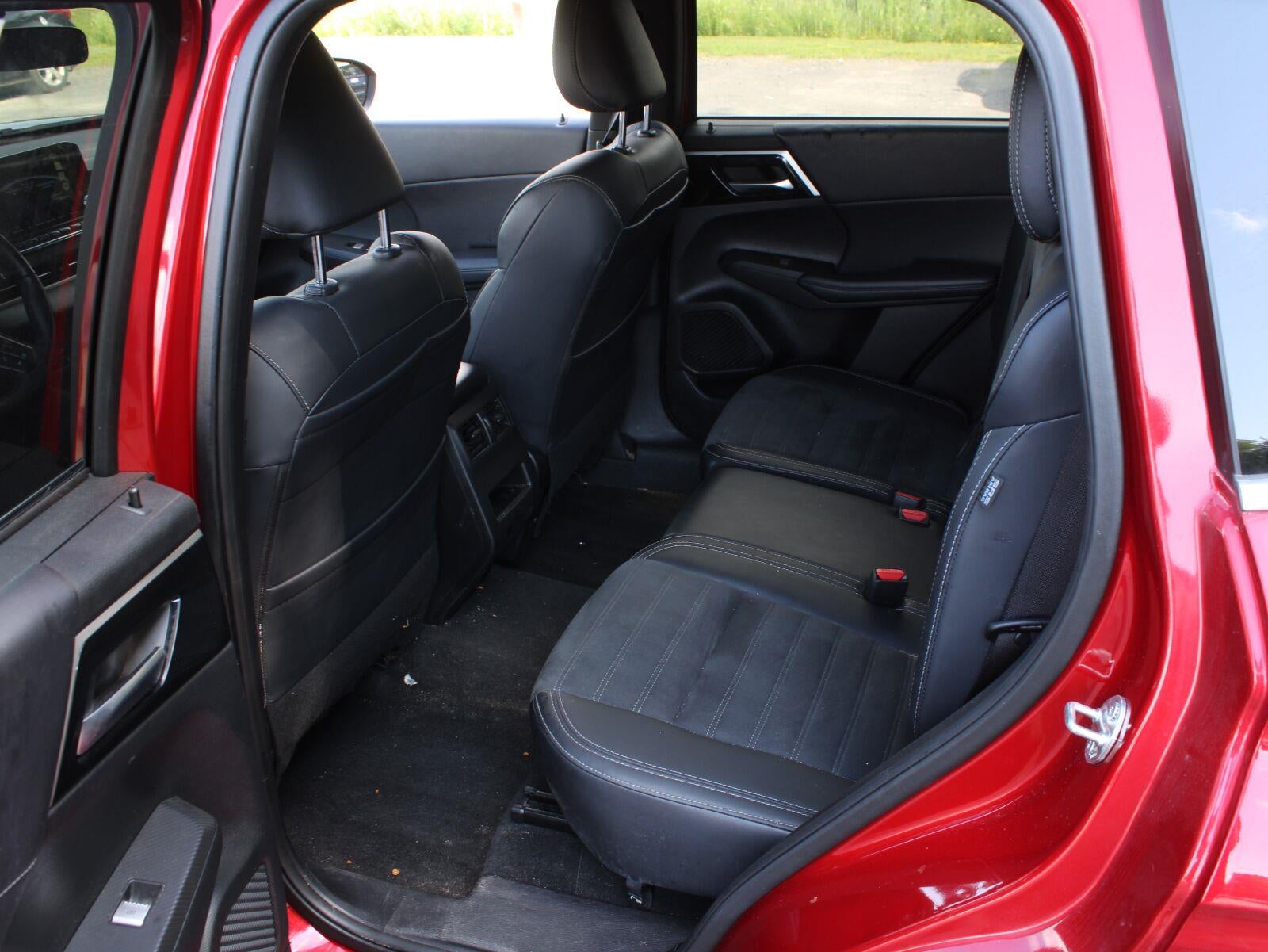 2024 Mitsubishi Outlander SE Black Edition w/Pano Roof