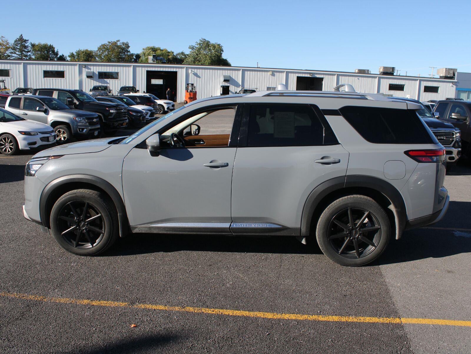 2025 Nissan Pathfinder Platinum